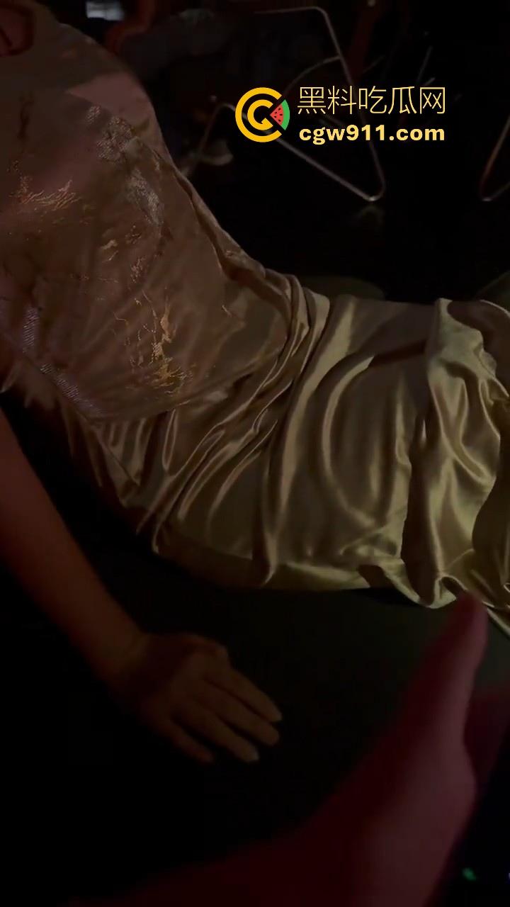 骚逼女友自带遥控跳蛋去酒吧,刚坐下就把档位开到最大,淫水狂流,一到酒店猛猛的骑乘榨精,看来真是忍了很久!-6