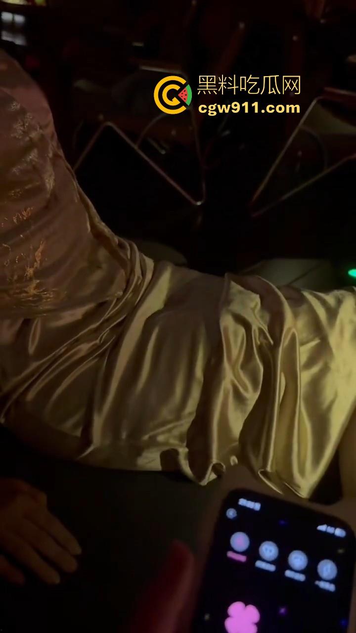 骚逼女友自带遥控跳蛋去酒吧,刚坐下就把档位开到最大,淫水狂流,一到酒店猛猛的骑乘榨精,看来真是忍了很久!-8