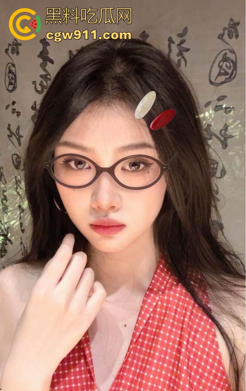 成都商学院极品学姐【吴依】下海园公交车, 赤裸跪姿吞吐肉棒,出租屋内接客多姿势性爱,呻吟不断极致淫骚!-2