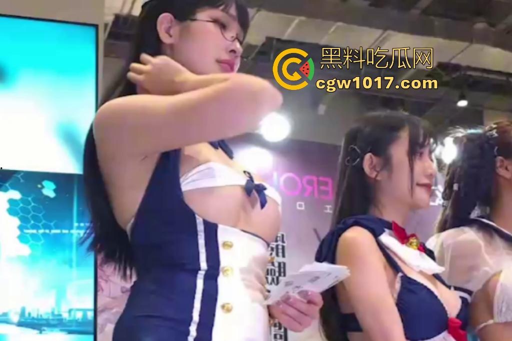 台北成人手游线下活动,建模女神跪地舌舔观众手指,弯腰递周边,曲线炸裂到观众尖叫,荷尔蒙拉满呀!-2