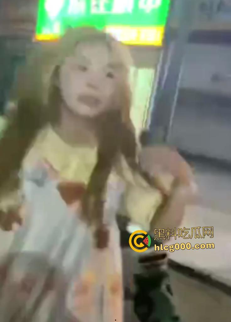 精神小伙脚踏两条船,前女友暴揍黄毛现女友,前女友还借钱和车给小伙用,直接欠一屁股债!-1