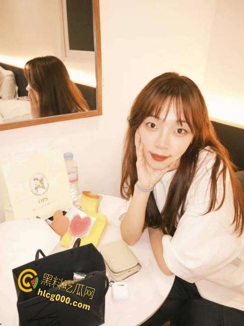 韩国中央大学留学生【宋芊雅】,给男友发扣逼视频解馋,粉嫩蜜穴汁水横流,勾引男友后入爆操 !-6