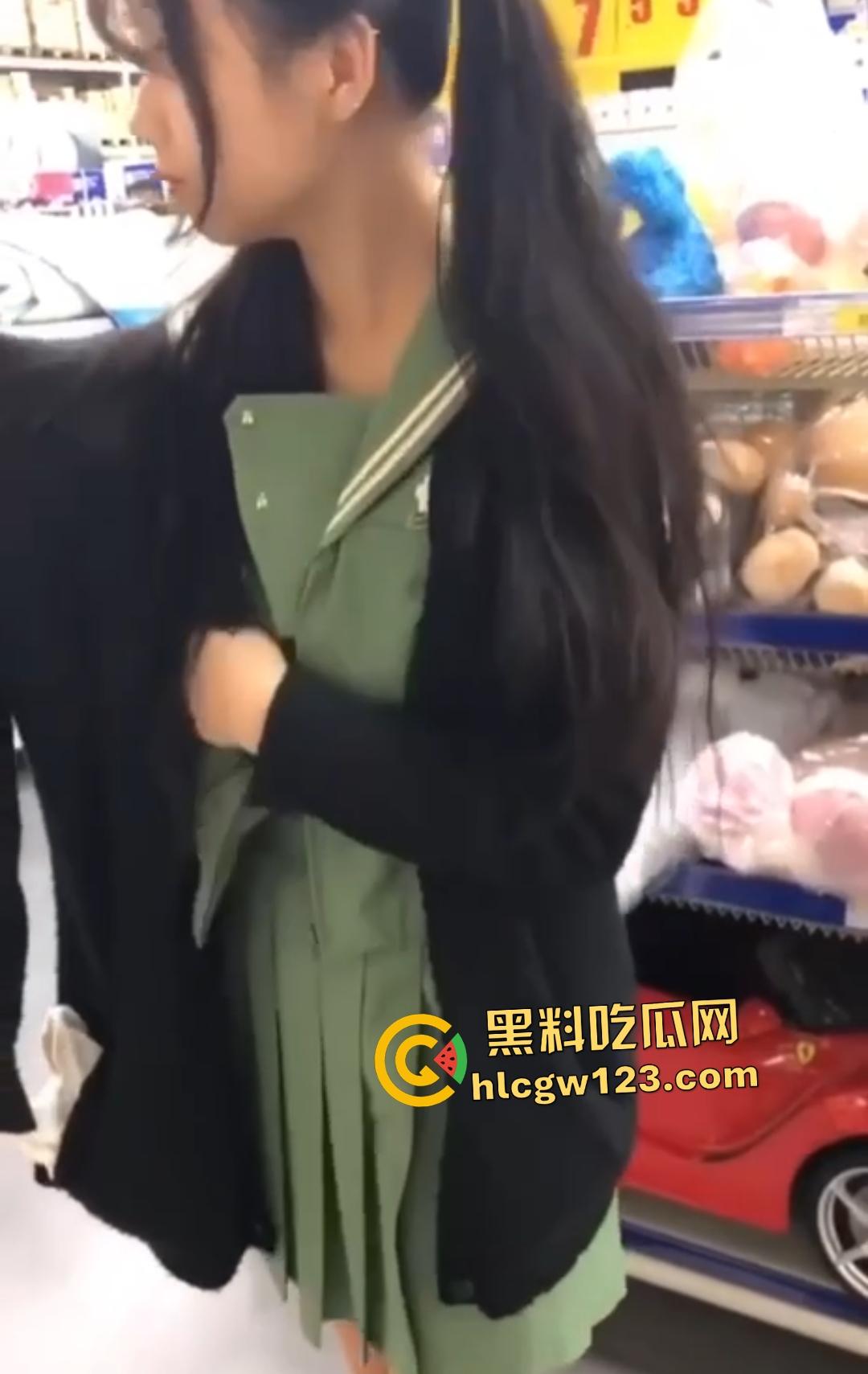 浆果儿户外露炸裂!公园和超市裸露掀裙子差点被老头看到,回家给大叔口交!-2