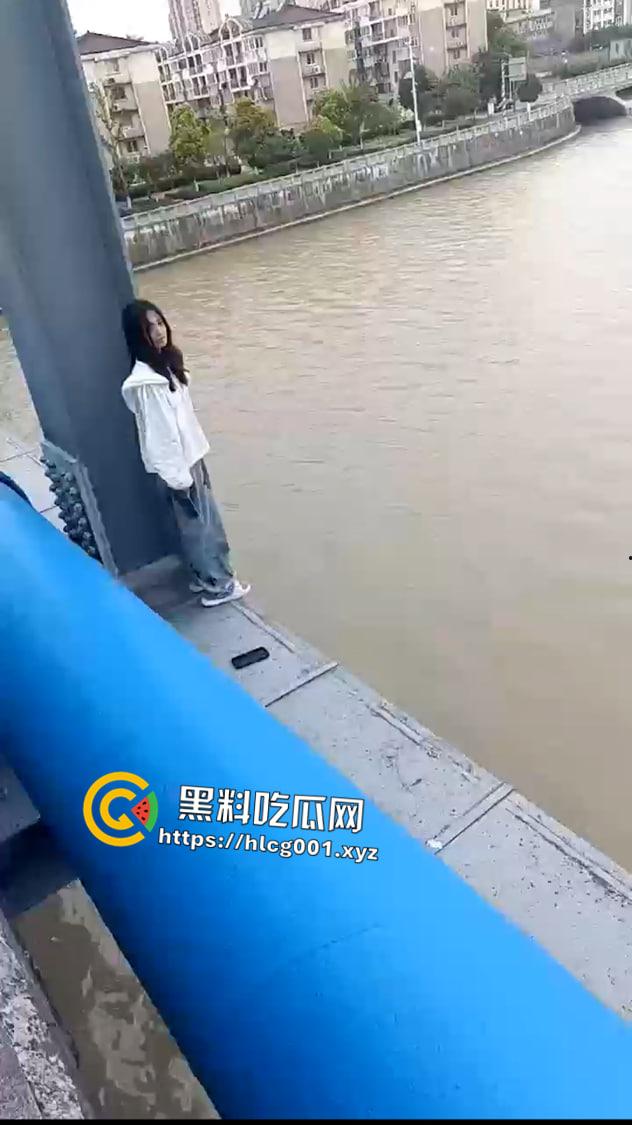 江苏妙龄女孩跳河事件!跳之前还在看手机等渣男消息 最后绝望跃下 现场视频流出-2
