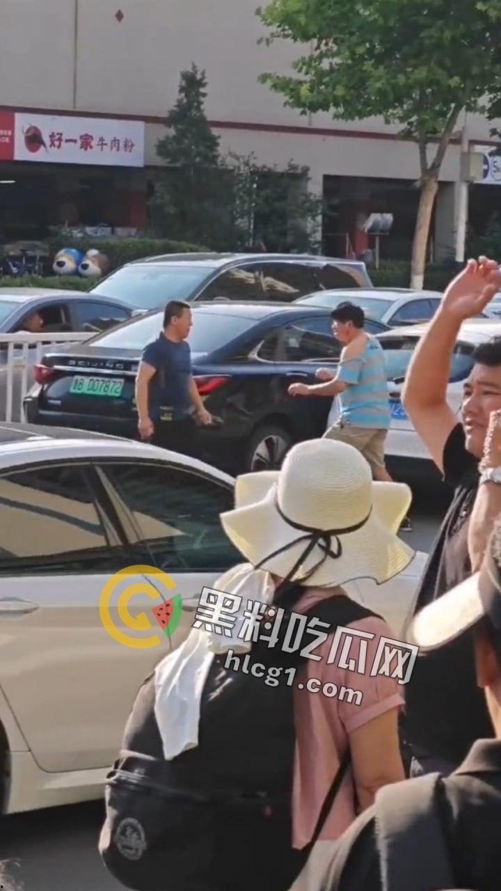 山东青岛马路中央惊现“真人快打”!50岁大爷一拳KO40岁小伙成拳皇-3