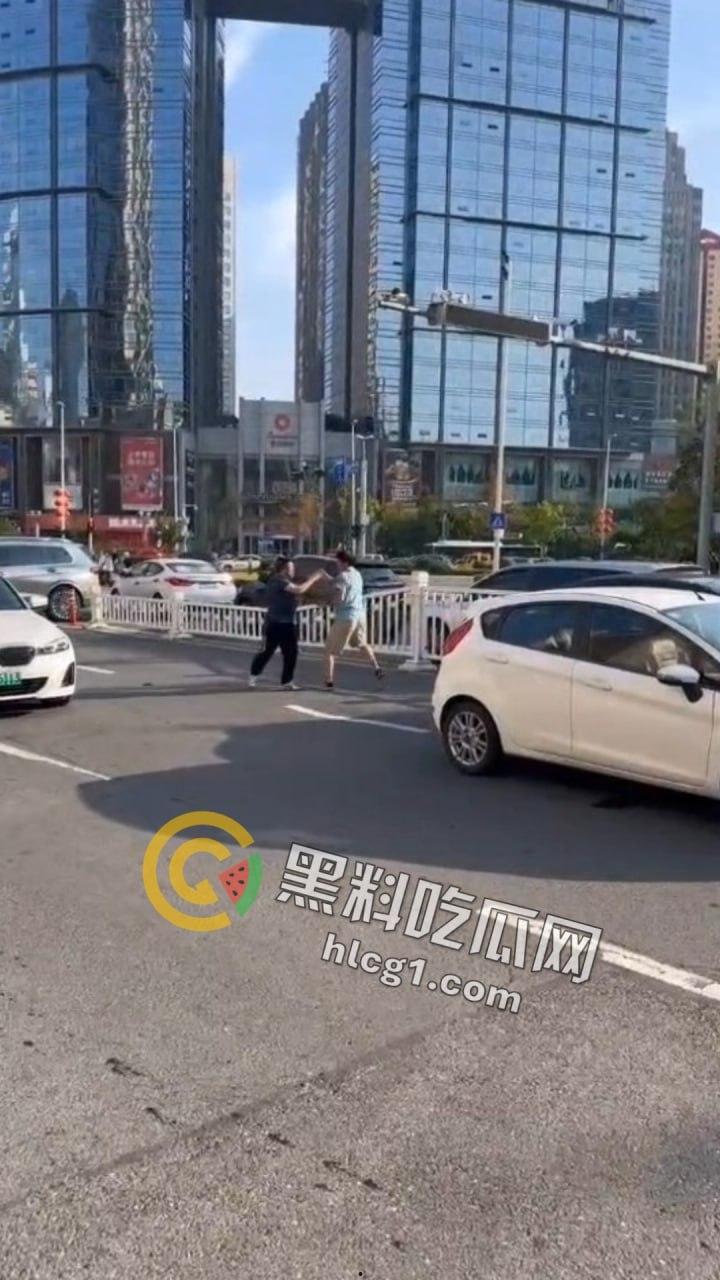 山东青岛马路中央惊现“真人快打”!50岁大爷一拳KO40岁小伙成拳皇-4