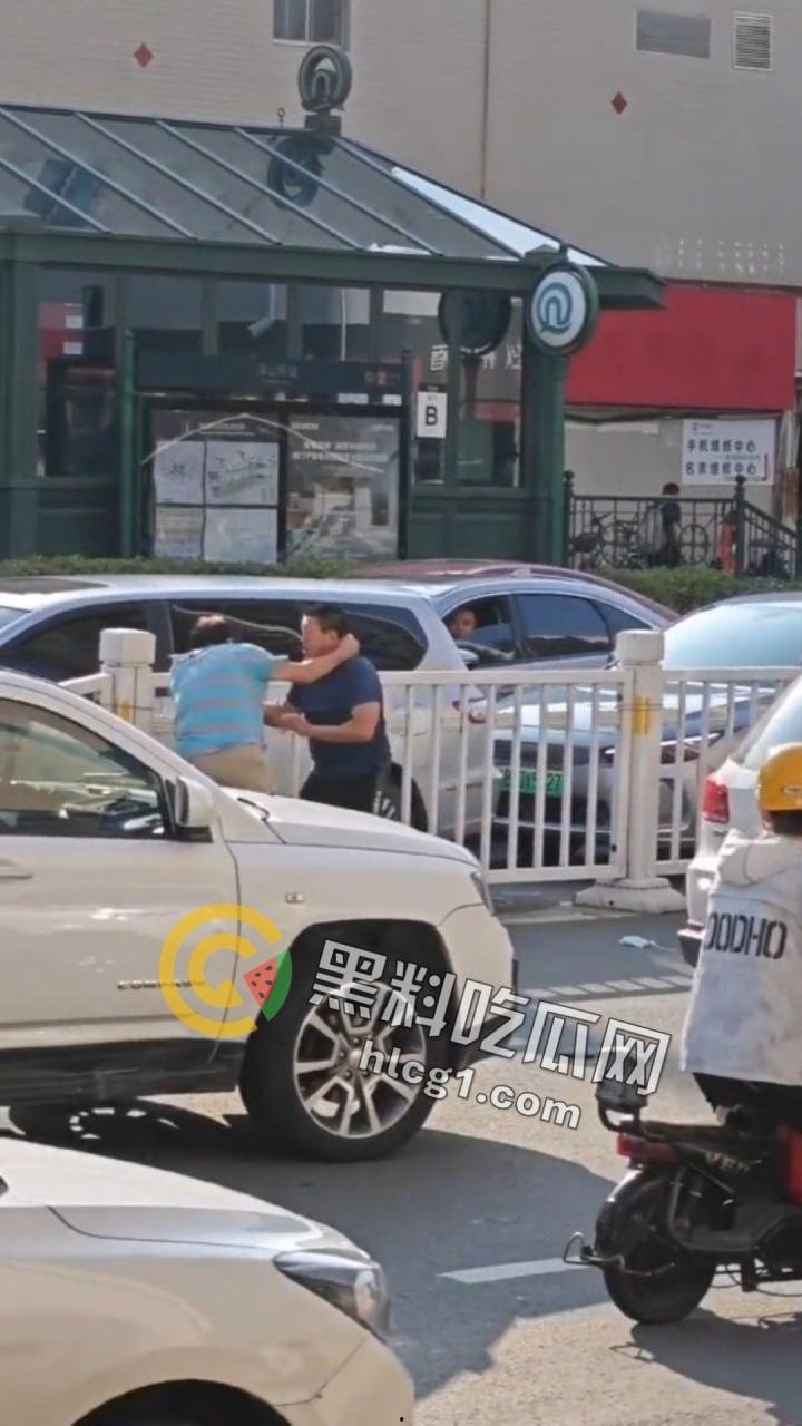 山东青岛马路中央惊现“真人快打”!50岁大爷一拳KO40岁小伙成拳皇-5