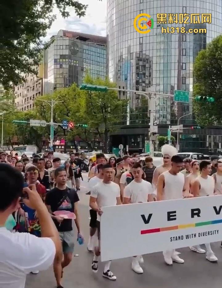 台湾大型同志游行,超过18万人参加,多位gay佬盛装出席,高举牌坊“我就是爱肛交,别叫我停下来”!-7