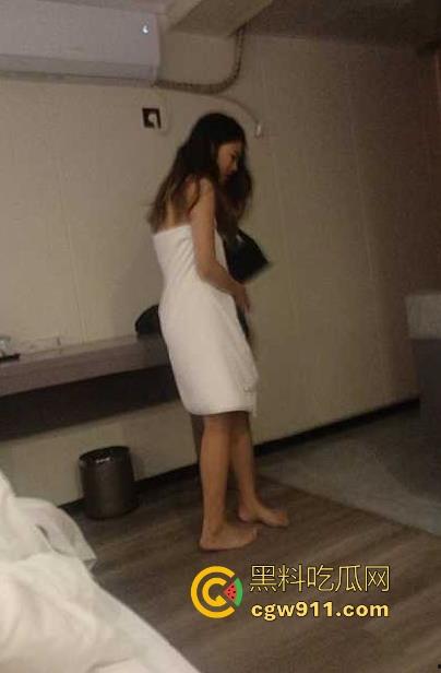 深圳宝华驾校教练【钟振】遇骚逼女学员,忽悠开房后竟被操上瘾,为了偷情一直故意考不过,快把教练榨干了!-6