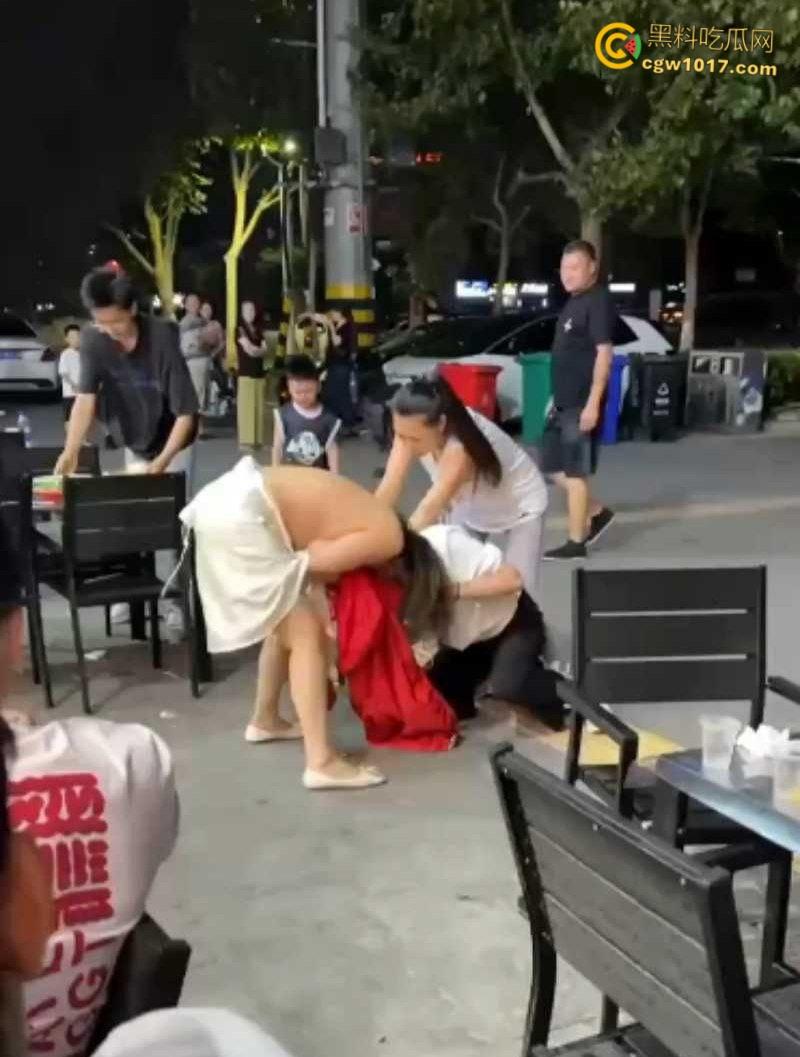 原配小三当街互殴名场面,激烈扭打互相撕扯,衣服扒光露出雪白肉体,彪悍战斗力引得路人围观 !-1