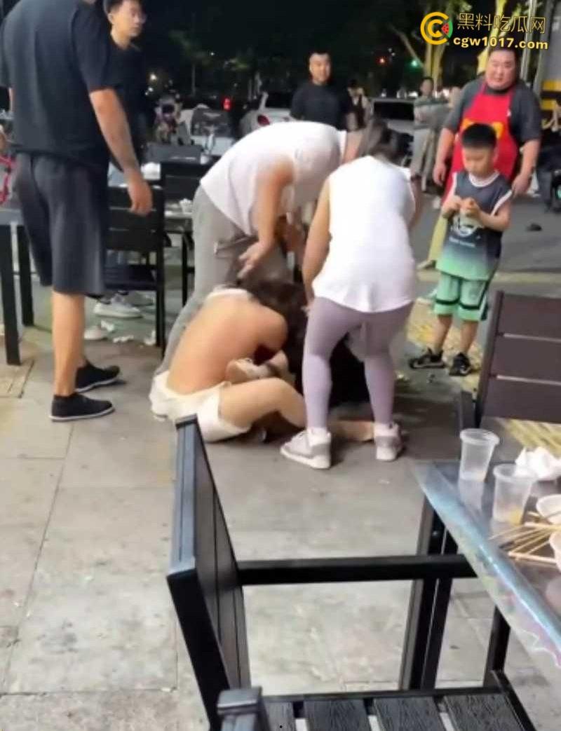 原配小三当街互殴名场面,激烈扭打互相撕扯,衣服扒光露出雪白肉体,彪悍战斗力引得路人围观 !-5