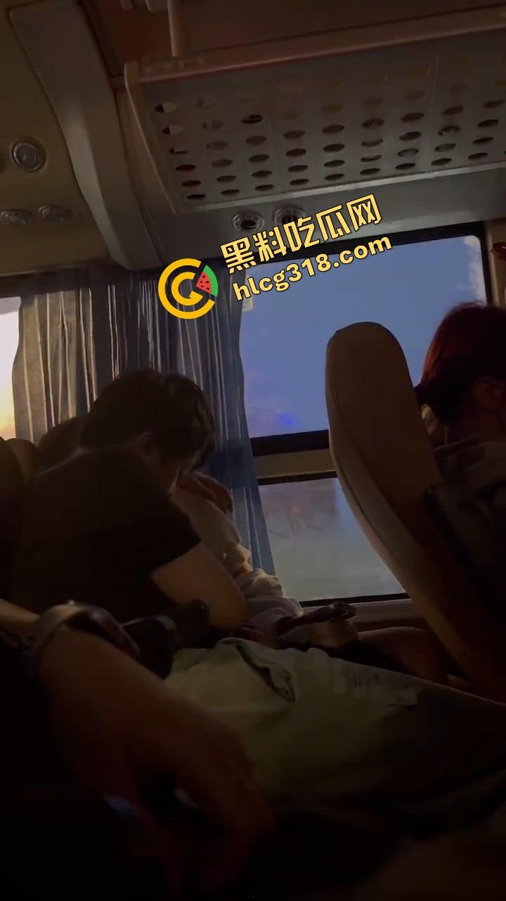 客车情侣野路子玩花样,男的当众抠小骚穴,女的事后贴心拿纸擦手,被偷拍还回怼关你屌事,老子就爱玩!-8