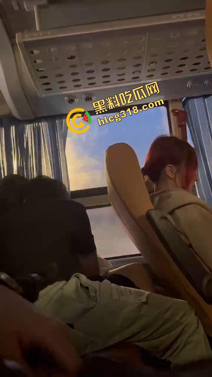 客车情侣野路子玩花样,男的当众抠小骚穴,女的事后贴心拿纸擦手,被偷拍还回怼关你屌事,老子就爱玩!-9