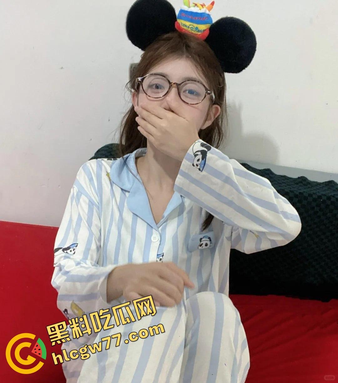 唐山邻居眼镜小妹『黎蒨』私拍曝光,被隔壁猥琐老王假借送礼为由,拉到厕所强制深喉打脸!-1