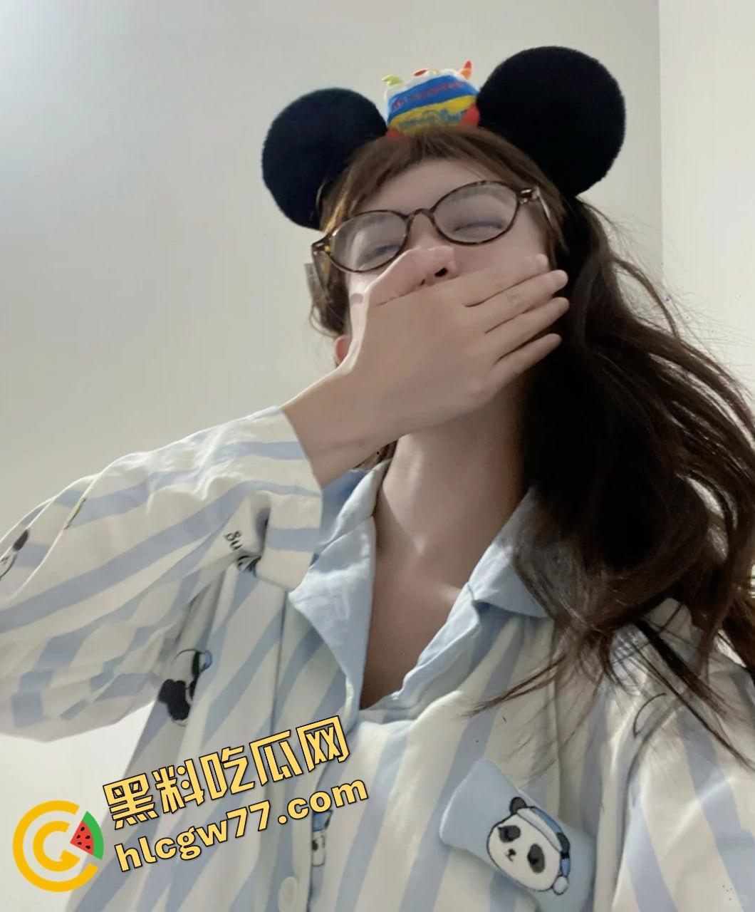 唐山邻居眼镜小妹『黎蒨』私拍曝光,被隔壁猥琐老王假借送礼为由,拉到厕所强制深喉打脸!-2