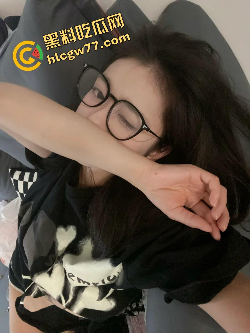 唐山邻居眼镜小妹『黎蒨』私拍曝光,被隔壁猥琐老王假借送礼为由,拉到厕所强制深喉打脸!-3