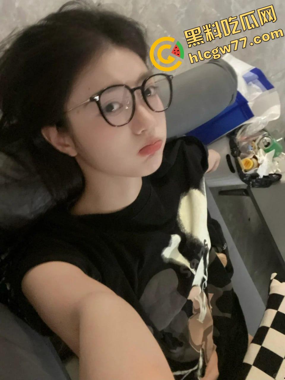 唐山邻居眼镜小妹『黎蒨』私拍曝光,被隔壁猥琐老王假借送礼为由,拉到厕所强制深喉打脸!-4