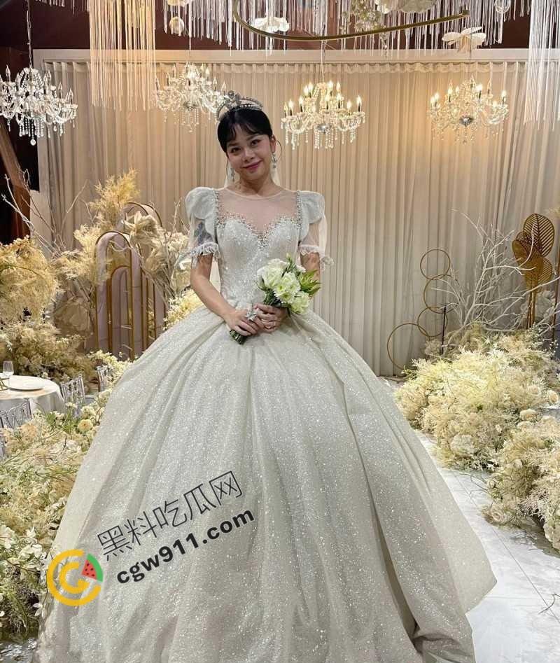 江苏无锡坐台女【陈馨阳】成功上岸后抛弃金主,与接盘侠光速闪婚,金主怒曝出性爱视频泄愤-2