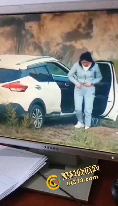 是谁家老婆穿着婚戒出来野战?裤衩还没脱就把逼贴车窗上了,屁股震得车报警器响个不停被监控拍下!-4