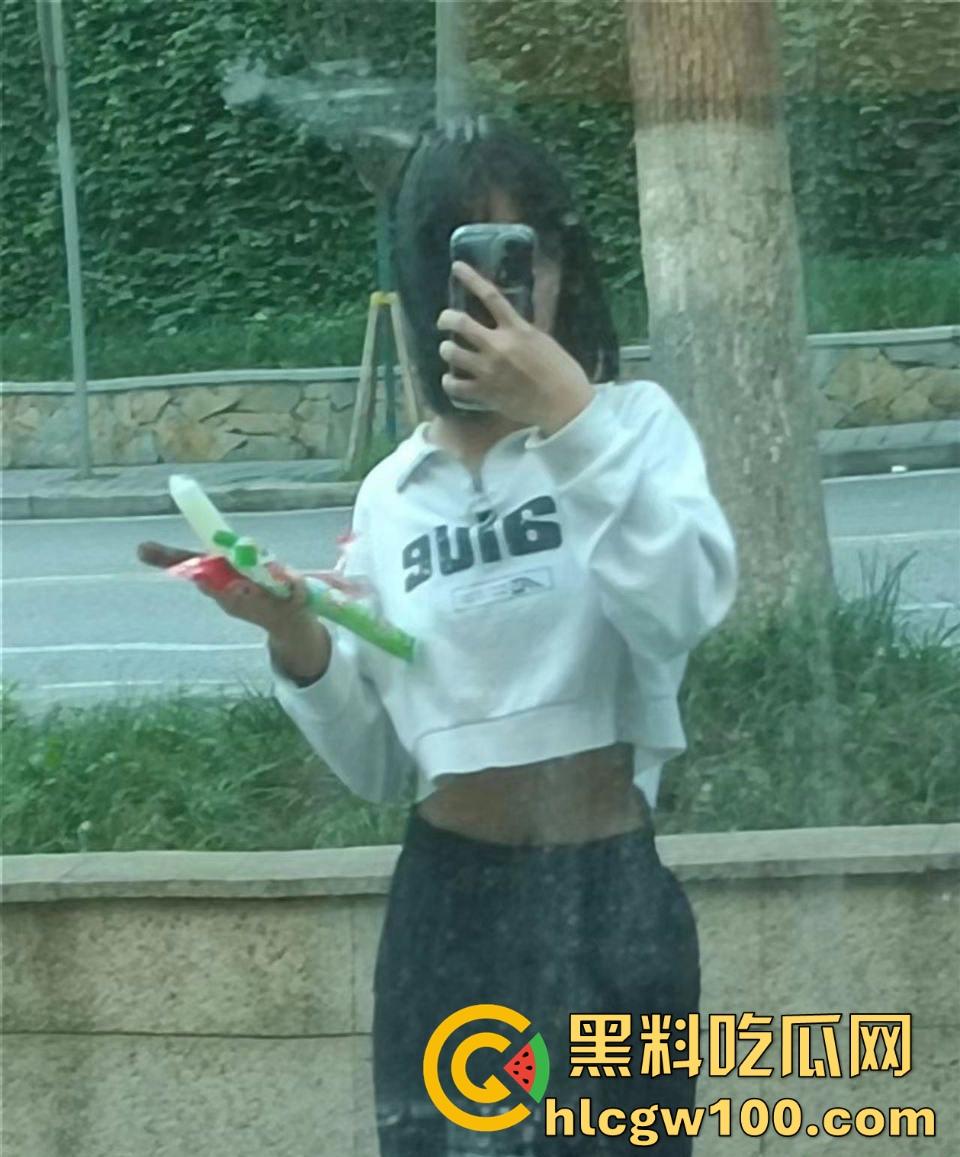 重庆江津职教06年幼师『刘媛』大尺度流出!裸聊自慰拍到拉尿环节,稚嫩鲍鱼怼镜头,狼友隔屏想舔逼!-5