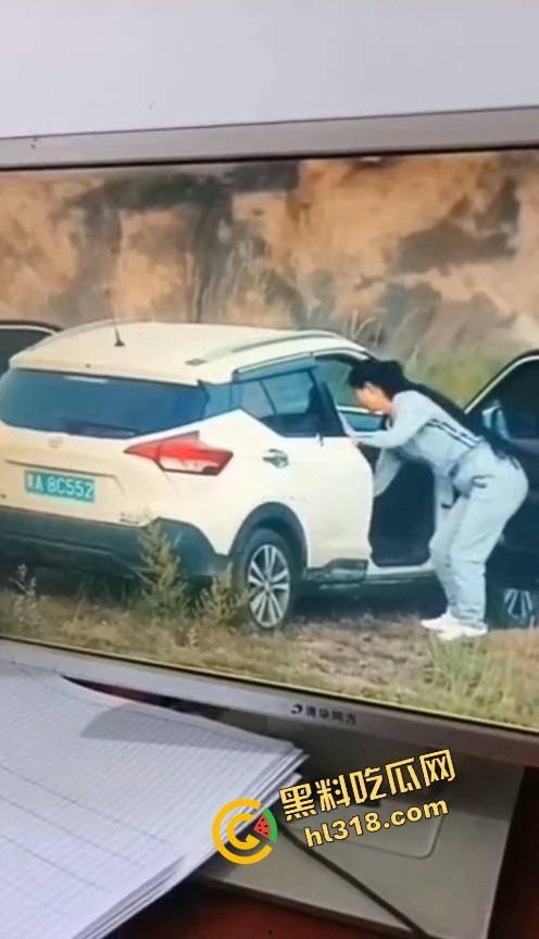 是谁家老婆穿着婚戒出来野战?裤衩还没脱就把逼贴车窗上了,屁股震得车报警器响个不停被监控拍下!-5