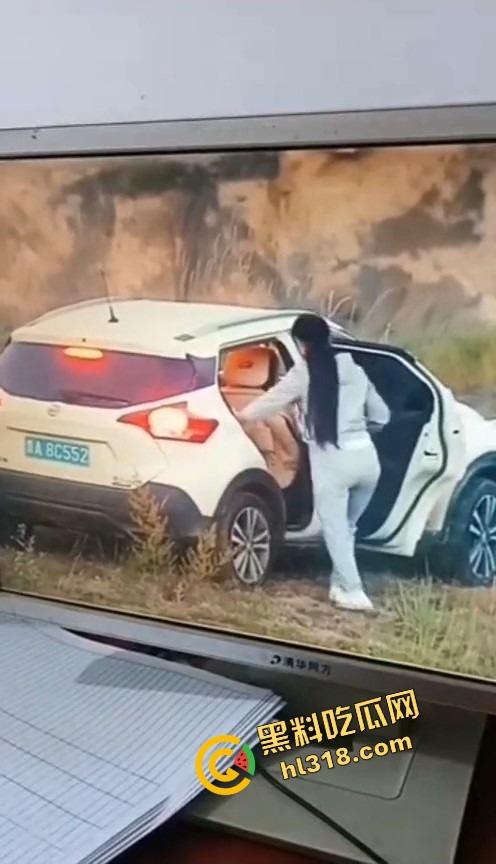 是谁家老婆穿着婚戒出来野战?裤衩还没脱就把逼贴车窗上了,屁股震得车报警器响个不停被监控拍下!-6