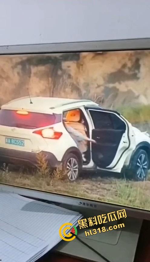 是谁家老婆穿着婚戒出来野战?裤衩还没脱就把逼贴车窗上了,屁股震得车报警器响个不停被监控拍下!-7