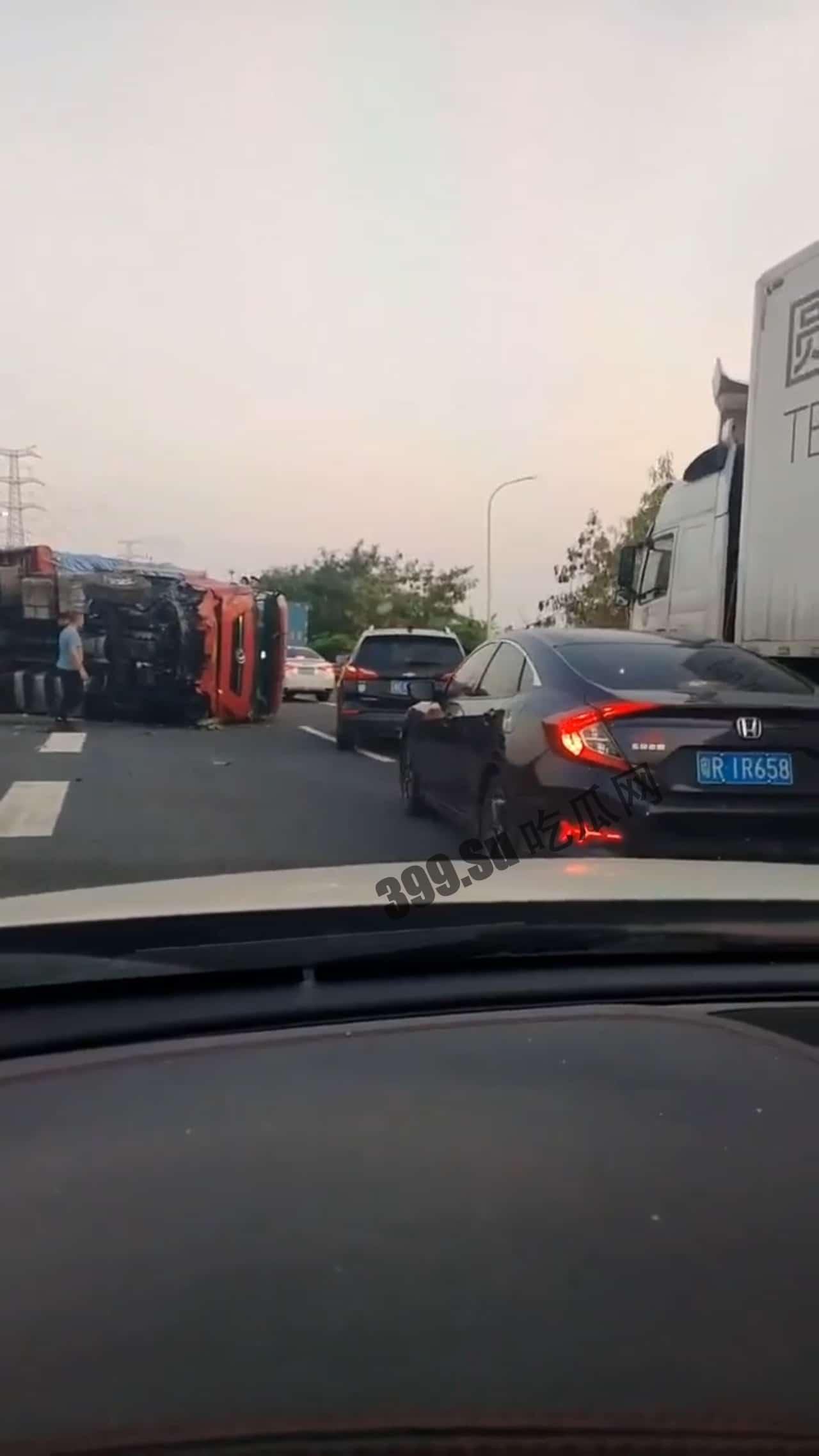 5日佛山冲鹤,大车发生侧翻,众人救司机出来,好心美女给司机做急救,最终没救过来 #车祸-1