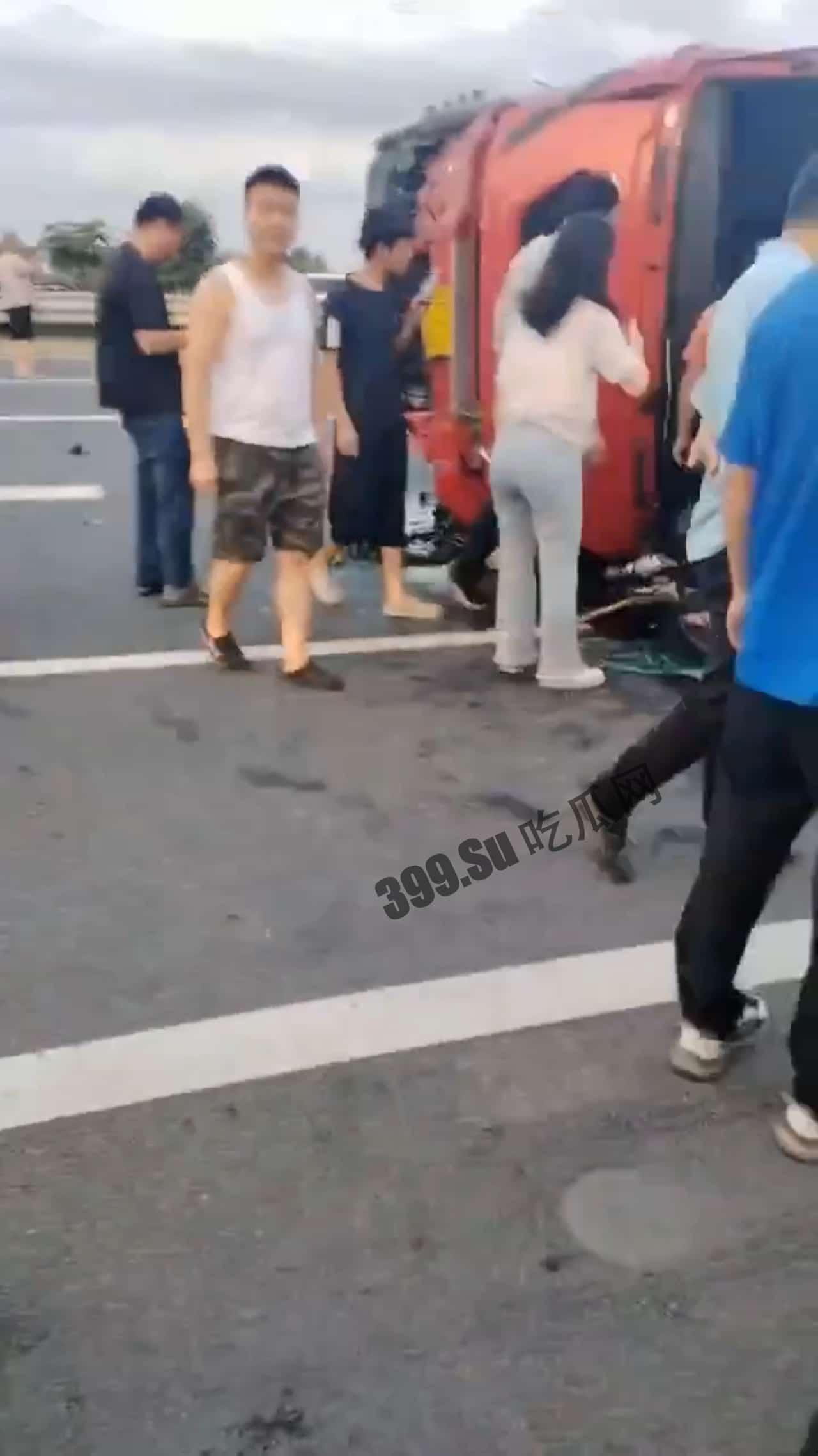 5日佛山冲鹤,大车发生侧翻,众人救司机出来,好心美女给司机做急救,最终没救过来 #车祸-2