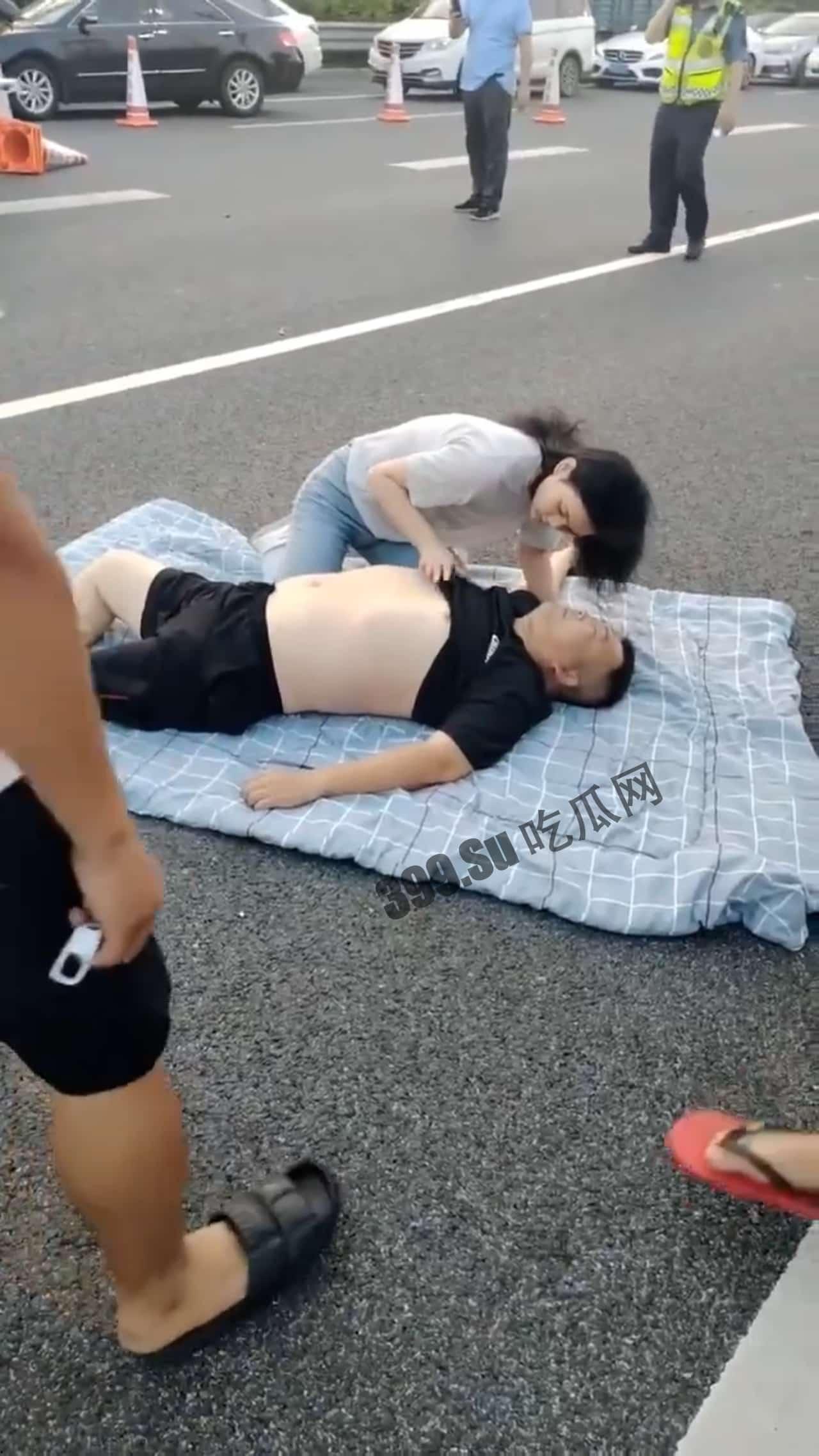 5日佛山冲鹤,大车发生侧翻,众人救司机出来,好心美女给司机做急救,最终没救过来 #车祸-3