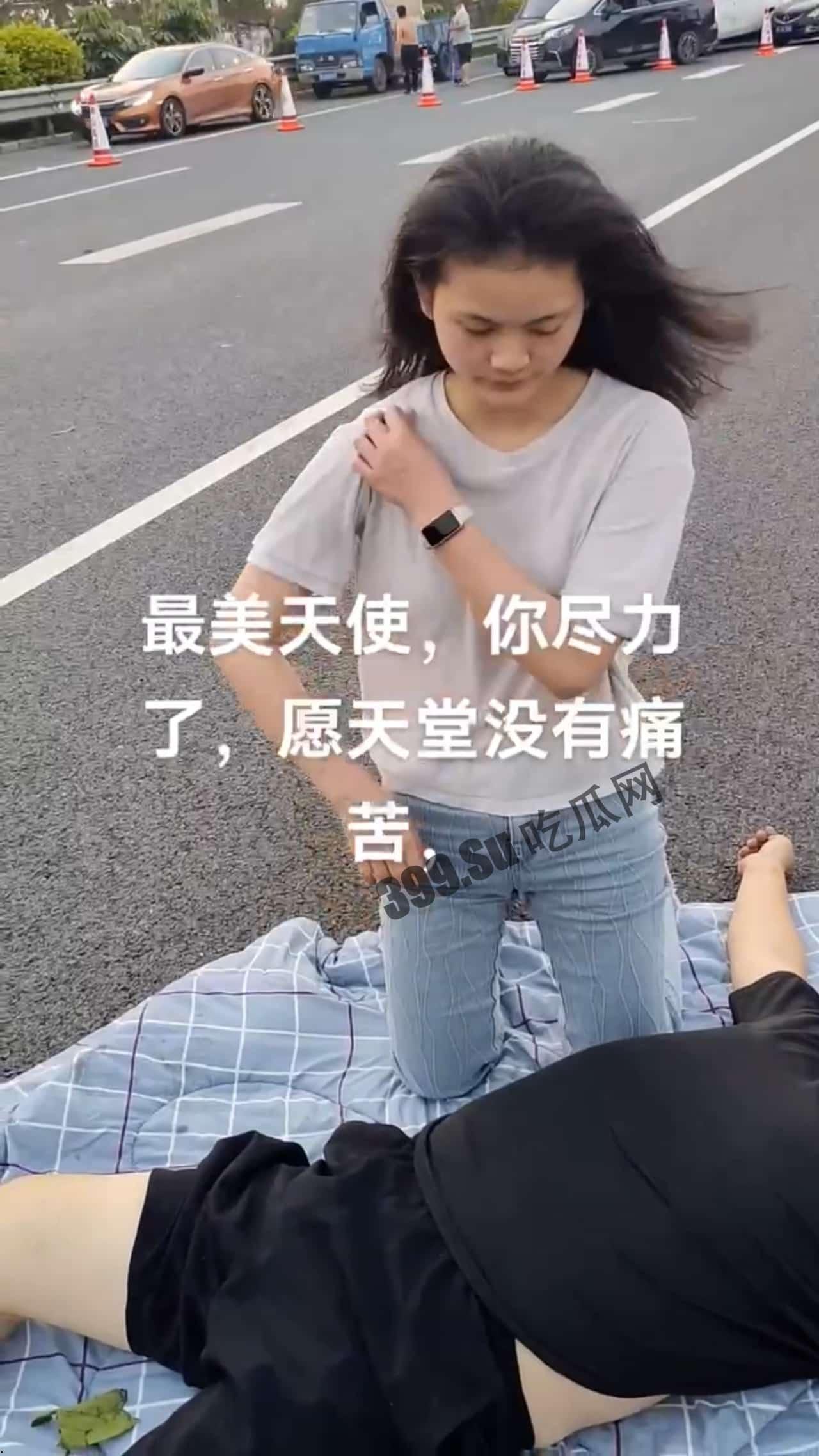 5日佛山冲鹤,大车发生侧翻,众人救司机出来,好心美女给司机做急救,最终没救过来 #车祸-5