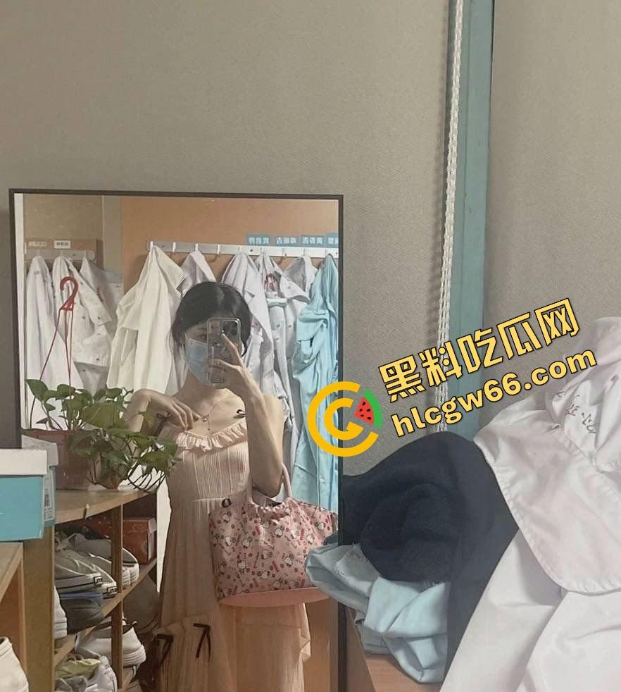 深圳罗湖人民医院反差护士『王艾琳』白天打针救人,晚上主动脱裤求插,深圳最会反差装的职业淫娃!-5