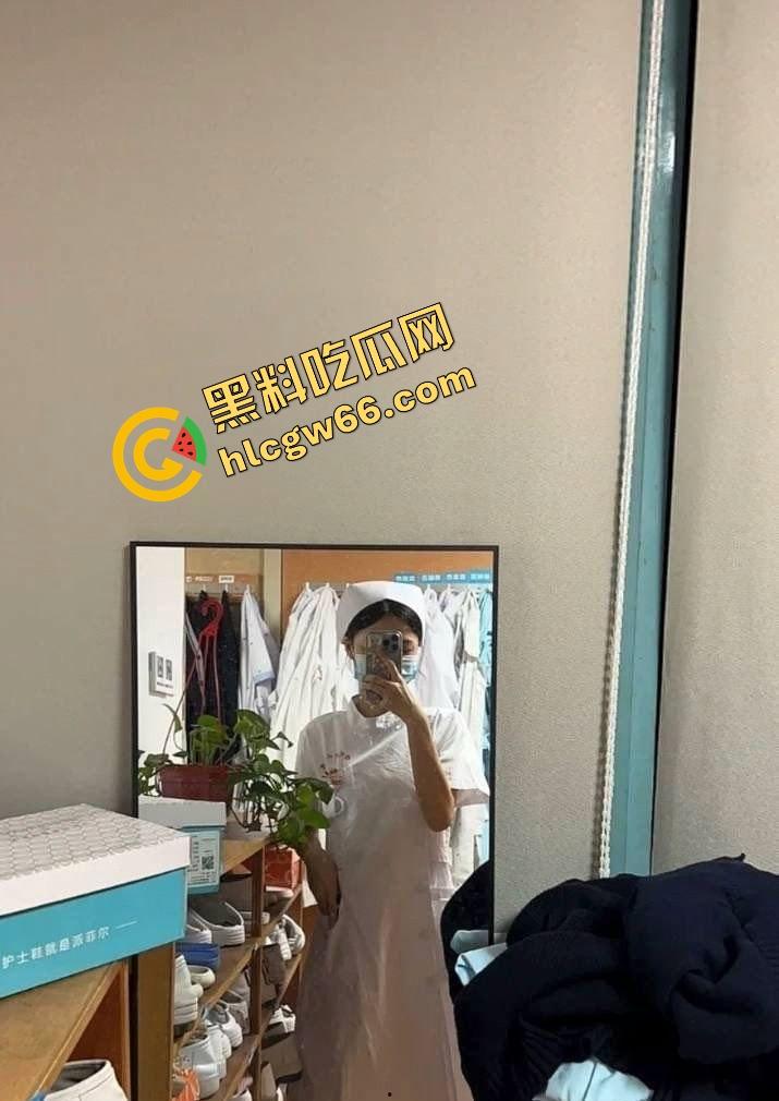 深圳罗湖人民医院反差护士『王艾琳』白天打针救人,晚上主动脱裤求插,深圳最会反差装的职业淫娃!-11