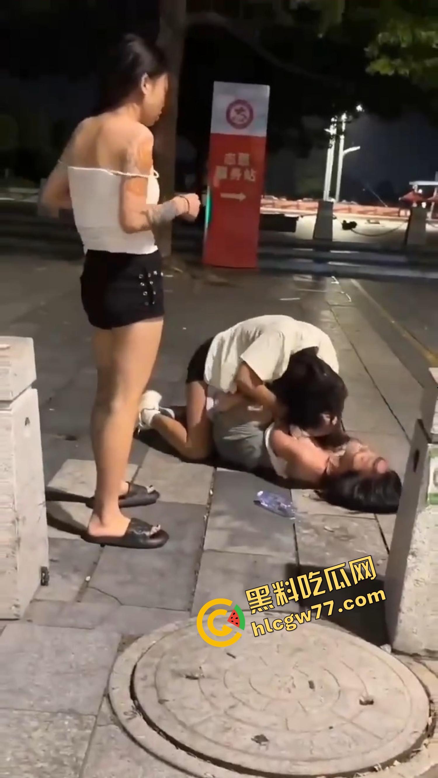 南昌精神小妹当街撕逼奶都露了,精神小伙骑电瓶车劝架他不是拉架,他是开电瓶车撞进去!-3