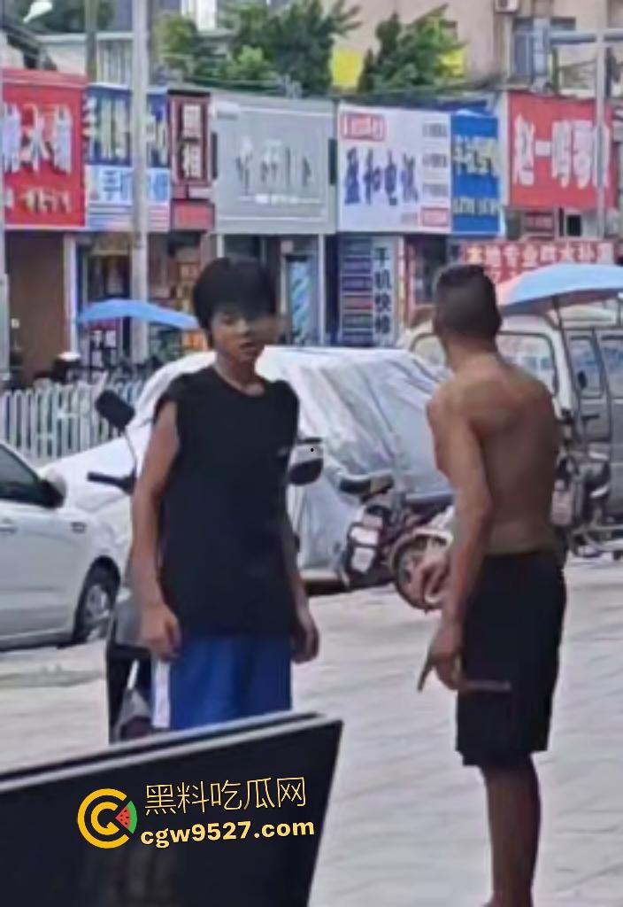 广州番禺小伙调戏大叔老婆惹祸！被怒按地上狂揍，脚踩羞辱遭外卖小哥嘲笑！-2