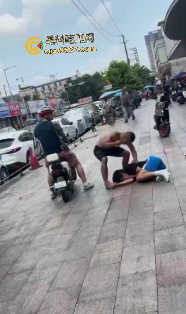 广州番禺小伙调戏大叔老婆惹祸！被怒按地上狂揍，脚踩羞辱遭外卖小哥嘲笑！-7