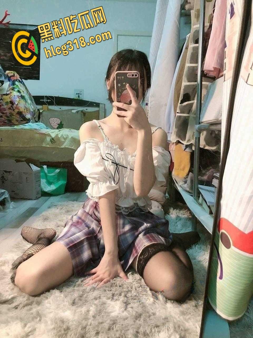 文静乖巧女大学生被金主包养，黑丝网袜跪地口交，皮鞭调教走廊遛狗，屁股都被打红了 !-2