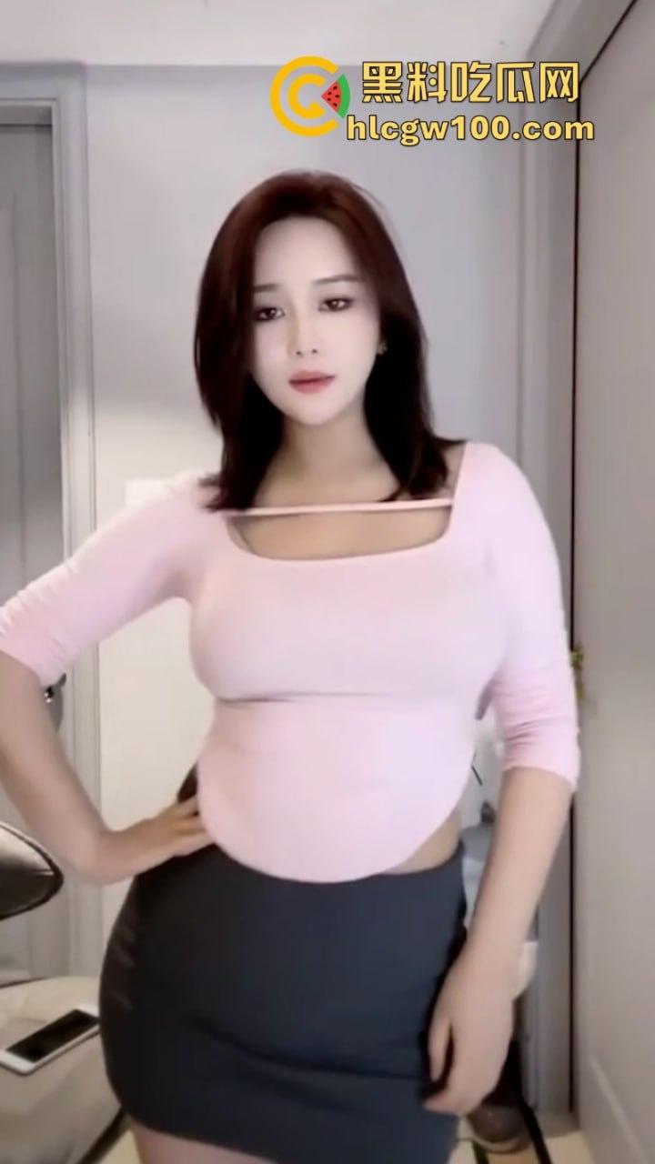 快手百万粉丝巨乳网红【赵肥肥】在网上穿着情趣制服丝袜在镜头前卖弄风骚!-2