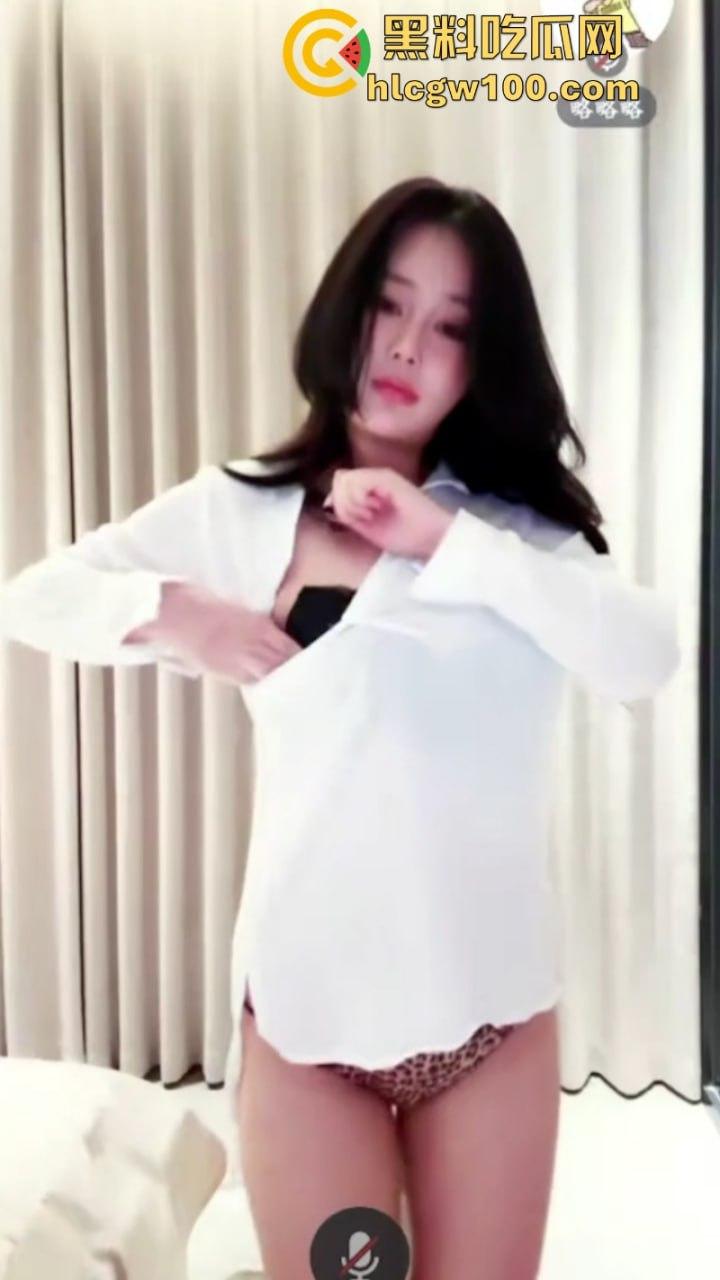 快手百万粉丝巨乳网红【赵肥肥】在网上穿着情趣制服丝袜在镜头前卖弄风骚!-4