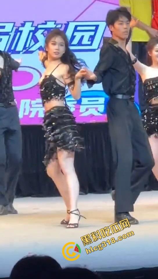 奶子走光都不遮?这这个就叫做专业!山西工商拉丁妹跳舞跳到走光,左边奶子完全露出还在跳!-11