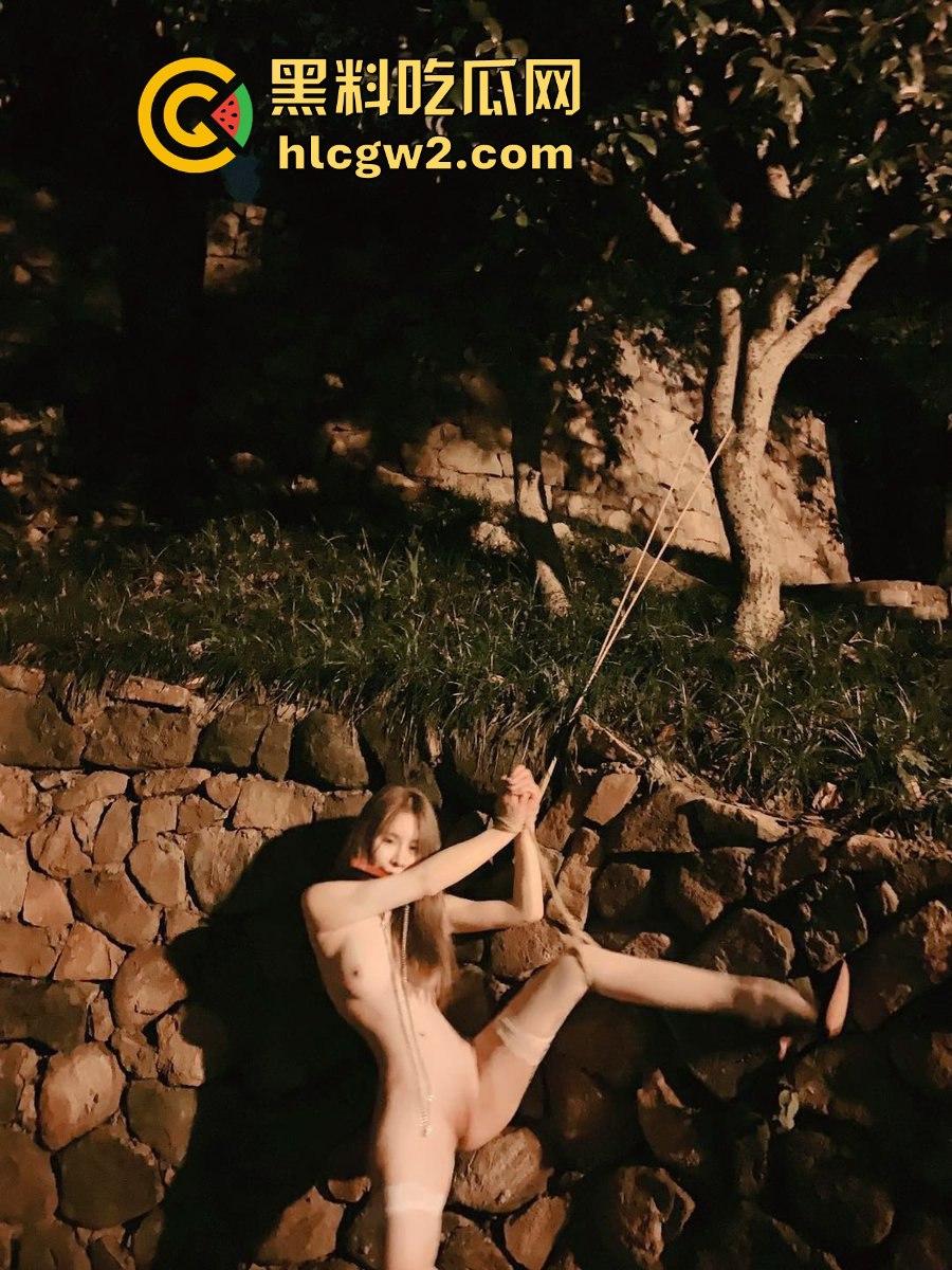 杭州顶级上流社交圈名媛【孙鲤】咖啡厅公开露出搞得满屋都是春光 顶级名媛竟然当众啪啪啪！-3