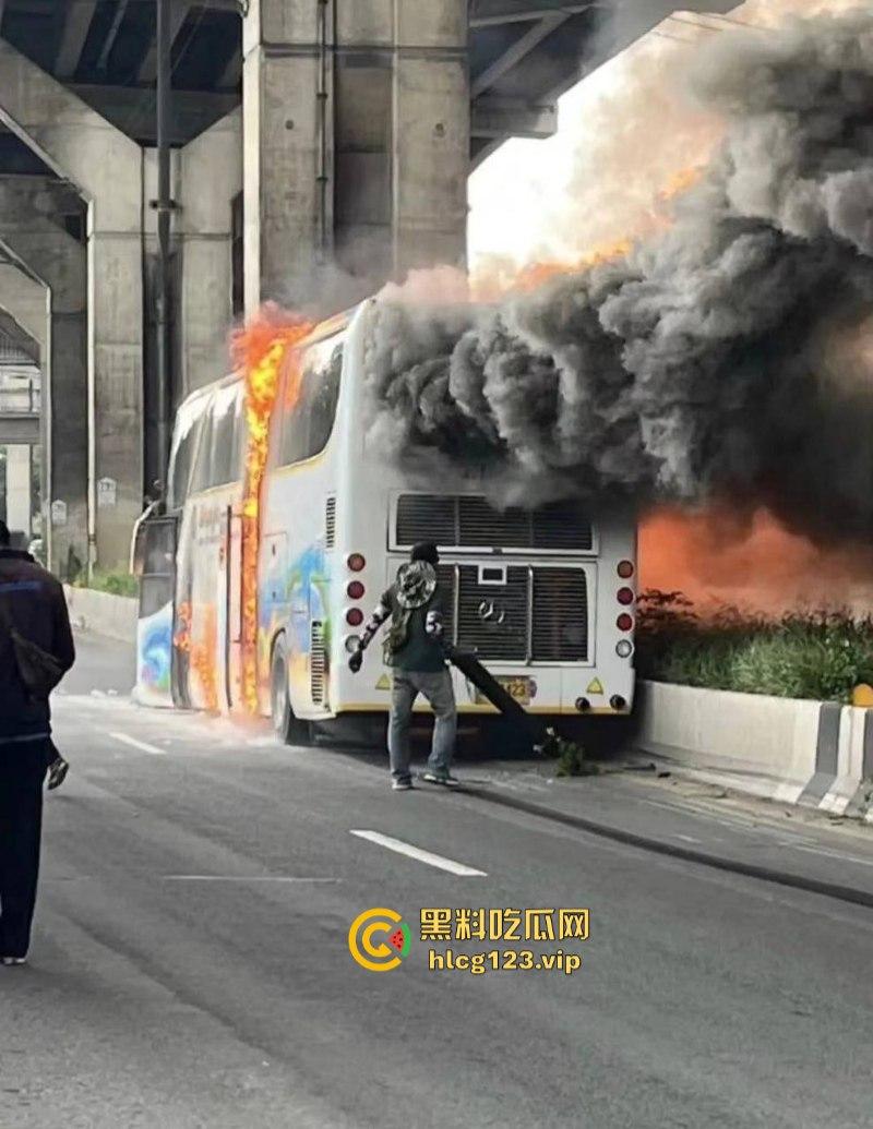 “闻者伤心 看着落泪”泰国幼儿园校车大火!25人恐成焦尸总理哭泣-1