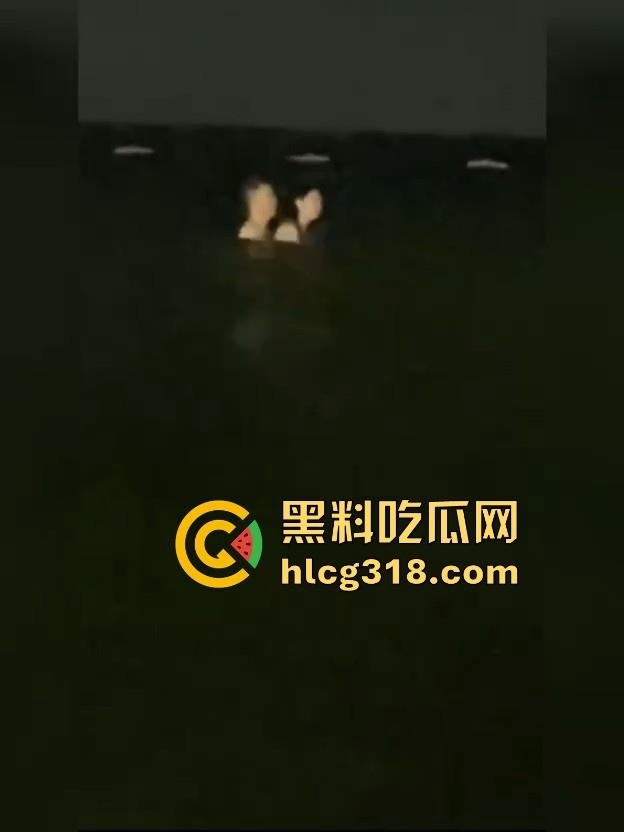 认真做爱无惧环境!携极品苗条情人深夜海边做爱 专注的人在哪都能日逼!-3