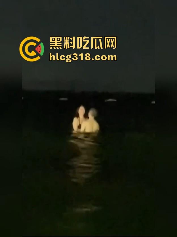 认真做爱无惧环境!携极品苗条情人深夜海边做爱 专注的人在哪都能日逼!-9