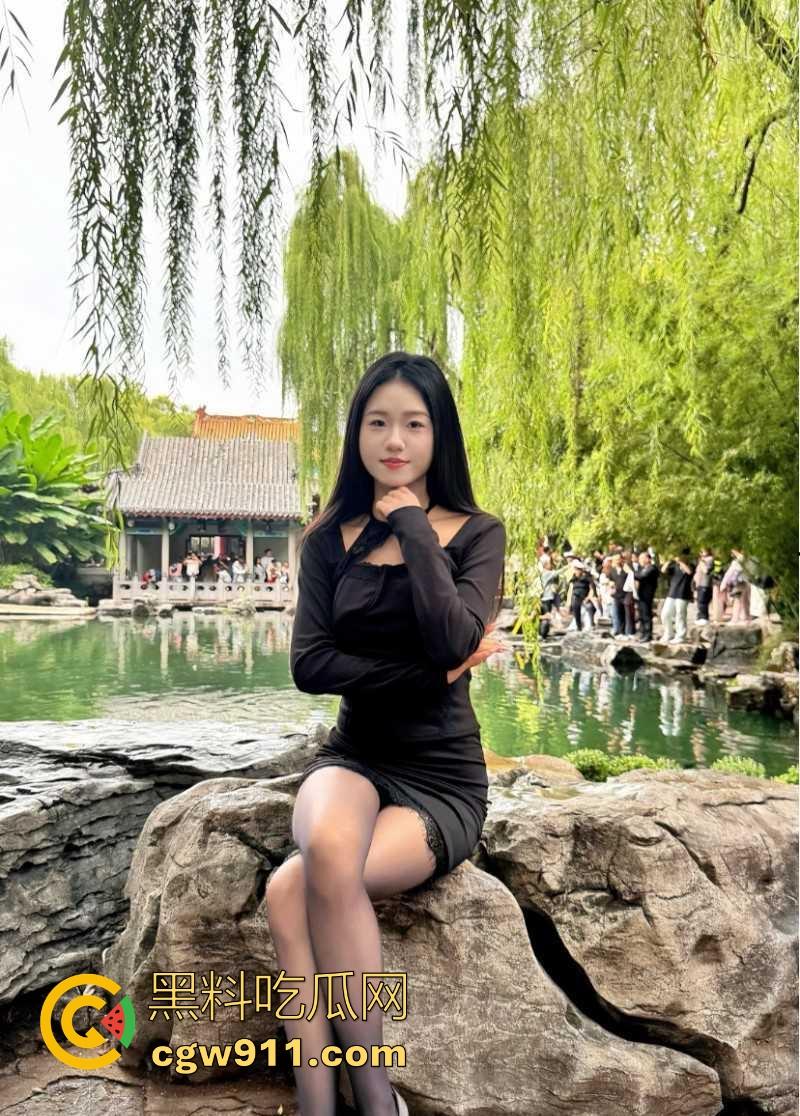 调教饥渴嫂子,咬着大哥已经射满的套,把精液当润滑油用,边操边大声淫叫,这还真不是一般的骚!-1