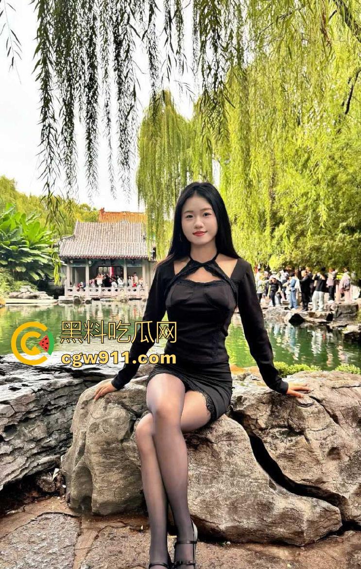 调教饥渴嫂子,咬着大哥已经射满的套,把精液当润滑油用,边操边大声淫叫,这还真不是一般的骚!-3