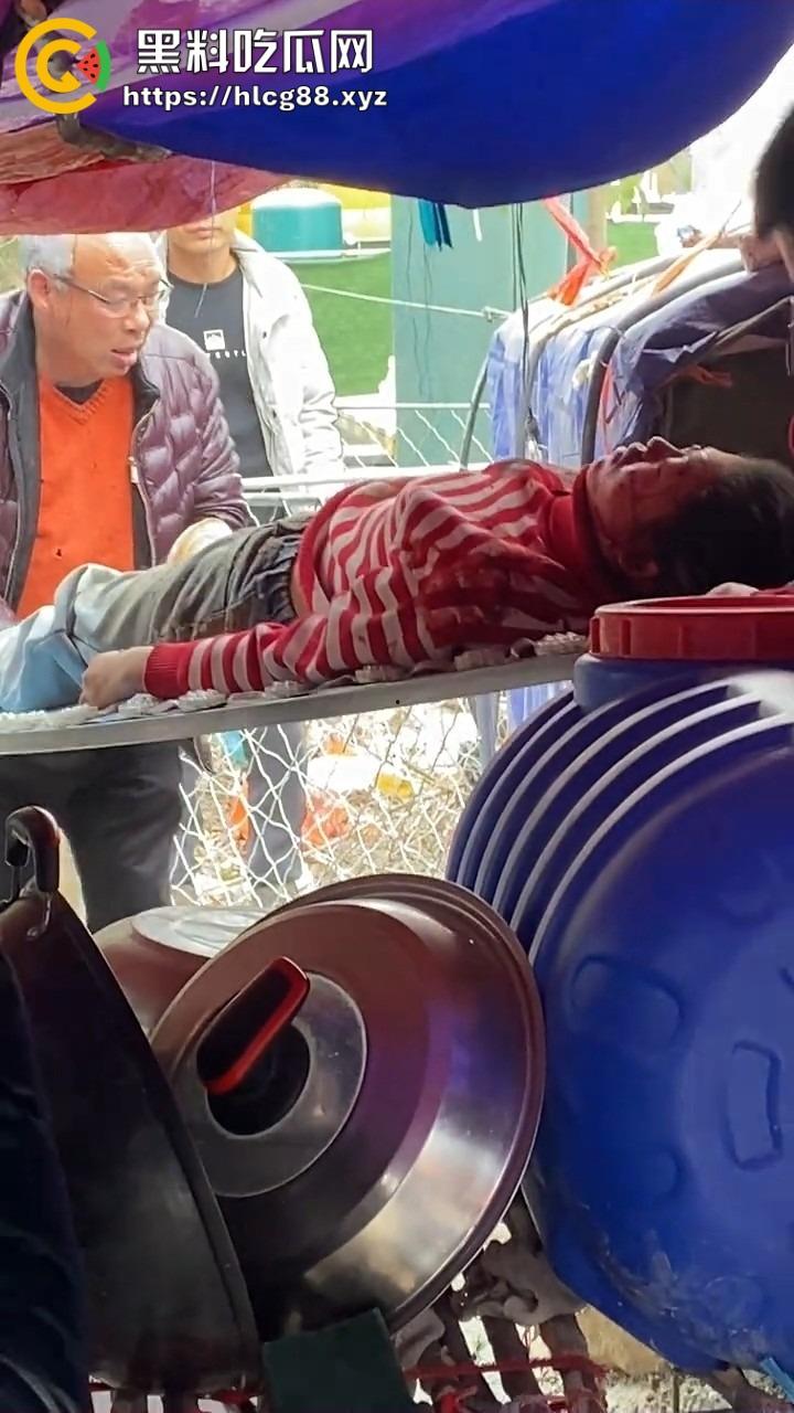 南阳镇平庙会惊现夺命飞椅,游乐设施突然倒塌 一人当场没了 两人重伤 飞椅变升天套餐了?-1