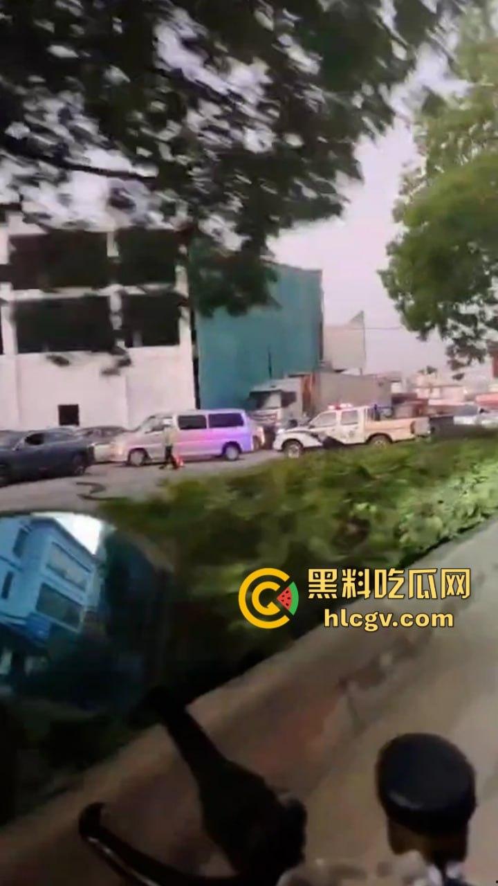 广东罗定东临天下摩托撞上渣土车惨遭碾压 现场无码视频流出 人都扁了-7