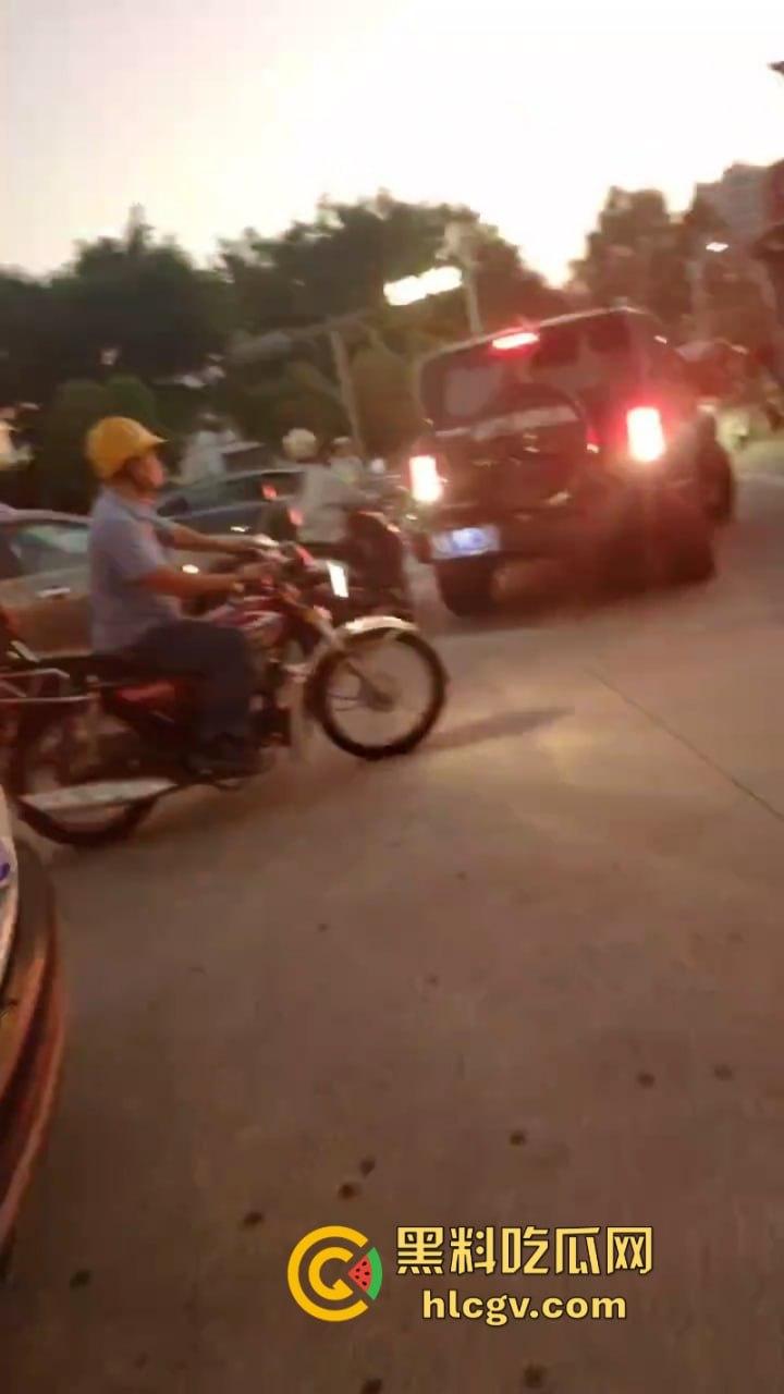 广东罗定东临天下摩托撞上渣土车惨遭碾压 现场无码视频流出 人都扁了-8