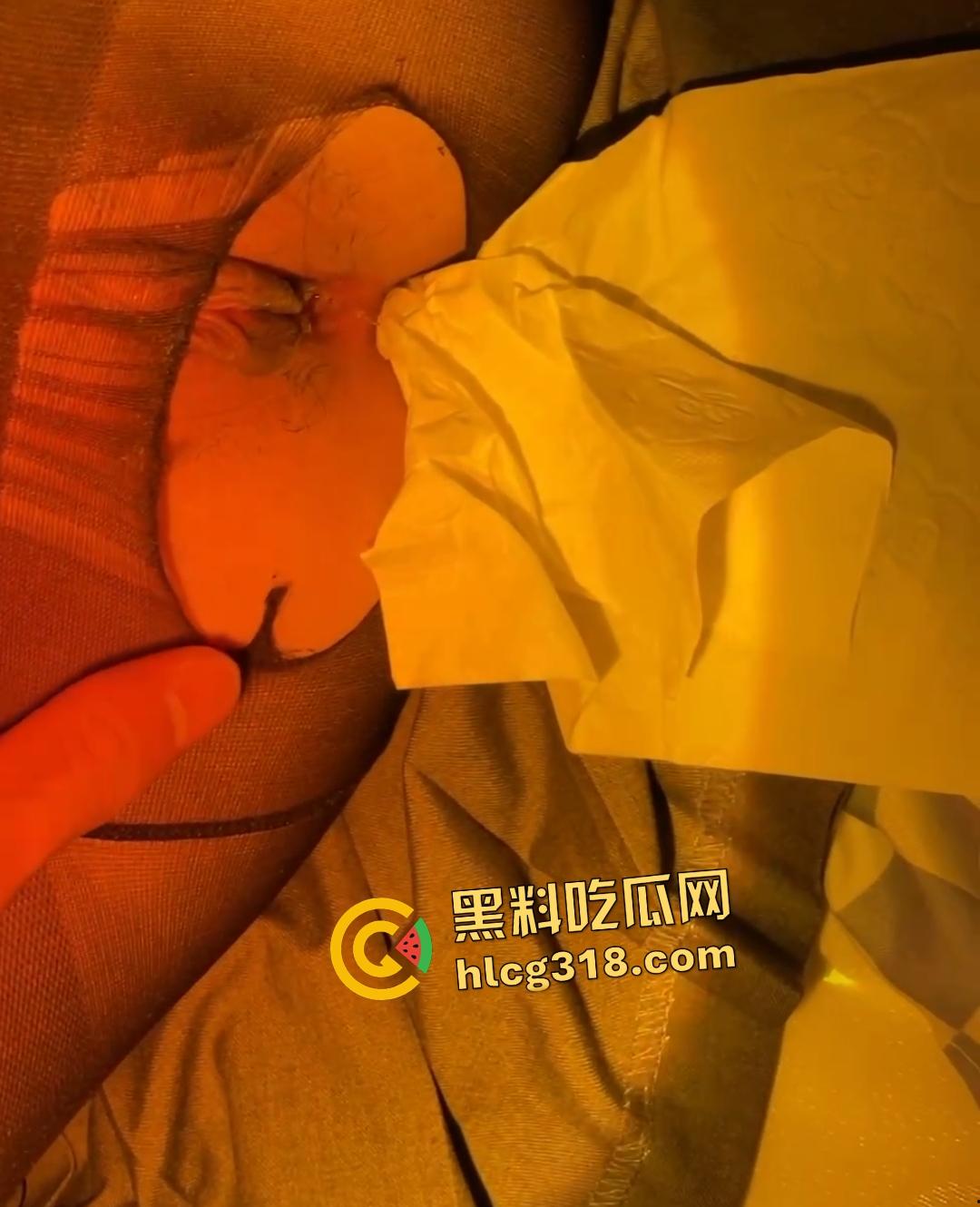 网约黑丝女友诱惑,五彩灯光下挑逗骚逼忍不住内射,精液一直流不出来!-7